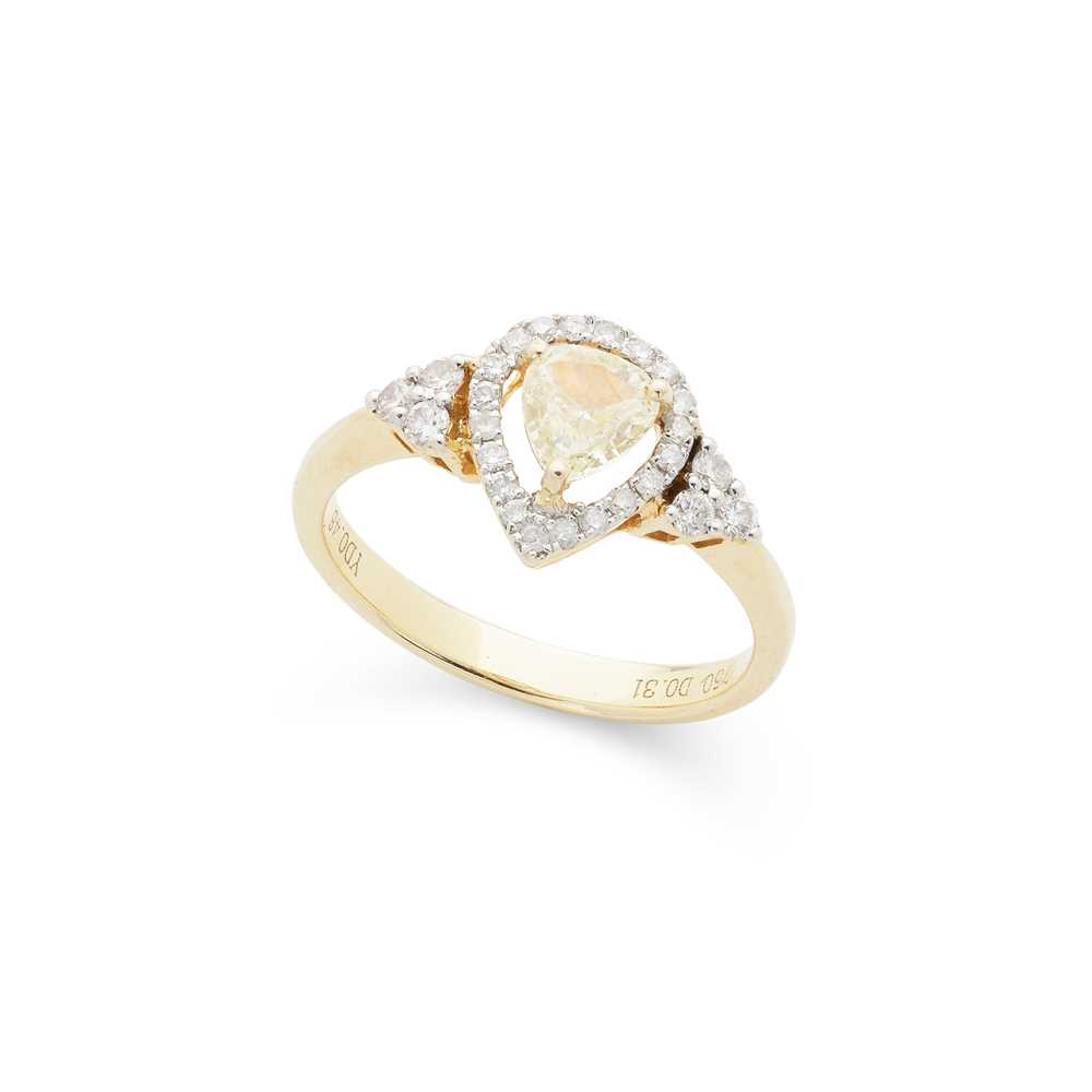 Lot 44 - A yellow and colourless diamond cluster ring