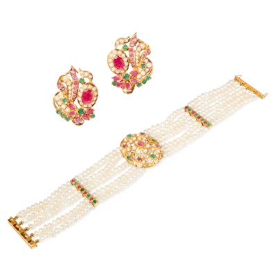 Lot 122 - An Indian gem-set bracelet and matching earrings