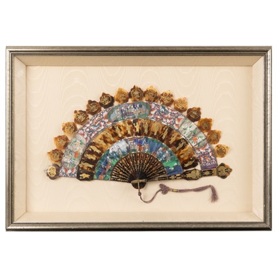 Lot 14 - PAINTED TORTOISESHELL AND PAPER 'CABRIOLET' FAN