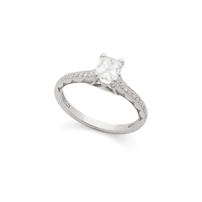 Lot 39 - A diamond single-stone ring
