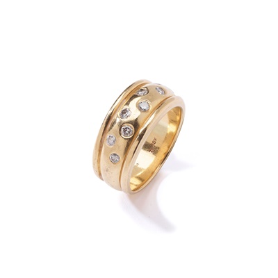 Lot 48 - A diamond dress ring