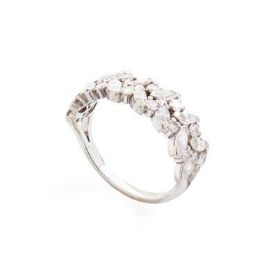 Lot 133 - A diamond dress ring