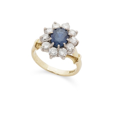 Lot 162 - A sapphire and diamond cluster ring