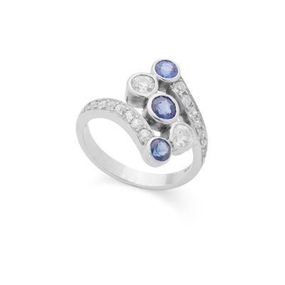 Lot 189 - A sapphire and diamond dress ring