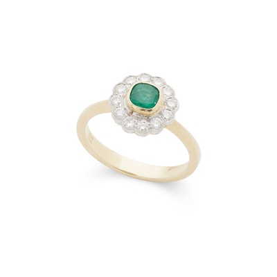 Lot 128 - An emerald and diamond cluster ring