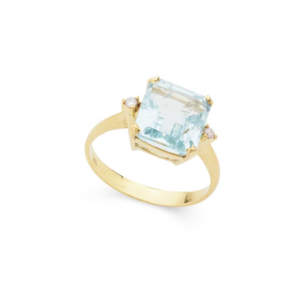 Lot 117 - An aquamarine and diamond ring