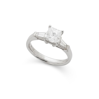 Lot 87 - A diamond single-stone ring