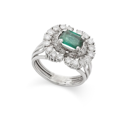 Lot 177 - An emerald and diamond dress ring