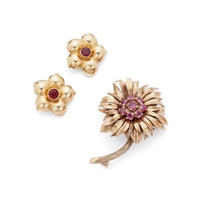Lot 168 - A ruby brooch and earrings