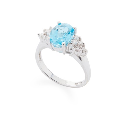 Lot 101 - A blue topaz and diamond ring
