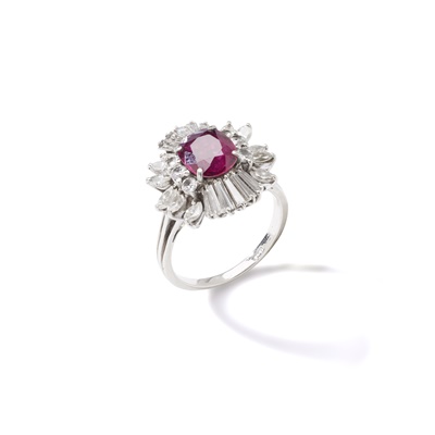 Lot 130 - A ruby and diamond cluster ring