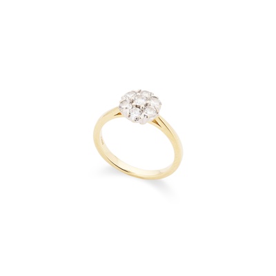 Lot 25 - A diamond cluster ring