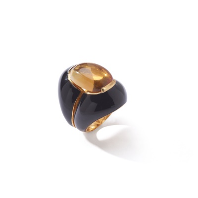 Lot 123 - A black enamel and citrine dress ring