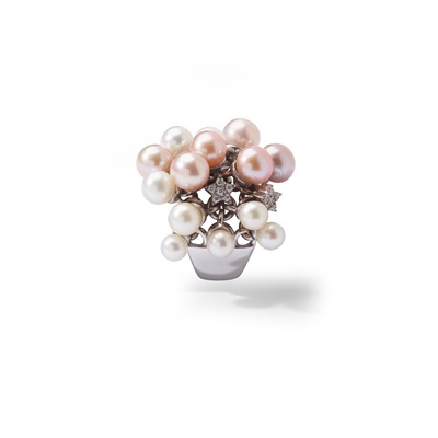 Lot 119 - A cultured pearl and diamond dress ring