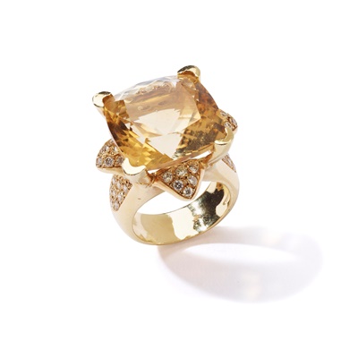 Lot 162 - A citrine and diamond ring