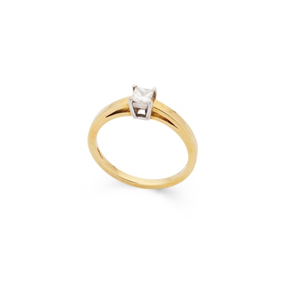 Lot 22 - A diamond single-stone ring