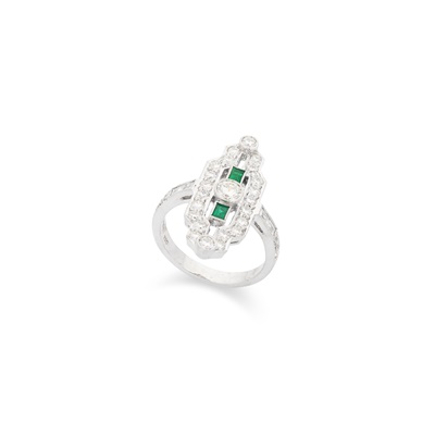 Lot 75 - An emerald and diamond dress ring