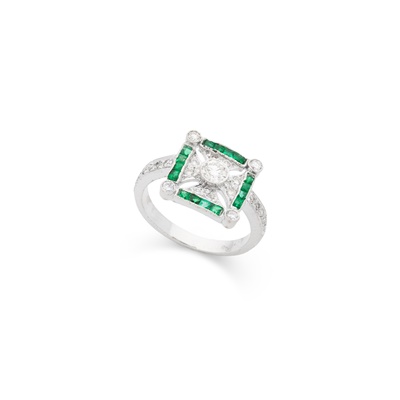 Lot 13 - An emerald and diamond ring