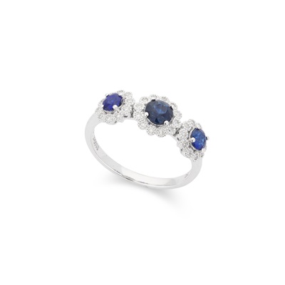 Lot 32 - A sapphire and diamond ring