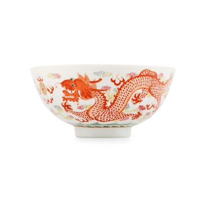 Lot 130 - [A PRIVATE SCOTTISH COLLECTION, GLASGOW] FAMILLE ROSE 'DRAGON AND PHOENIX' BOWL