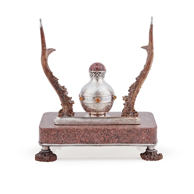 Lot 125 - A VICTORIAN GRANITE AND ANTLER MOUNTED INKWELL