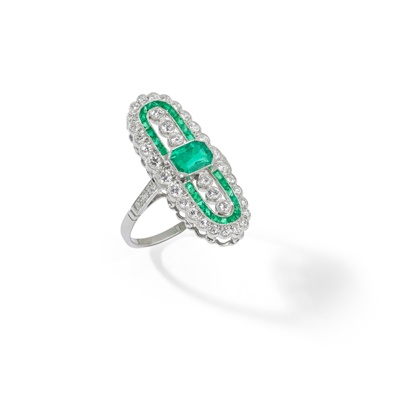 Lot 94 - An emerald and diamond dress ring