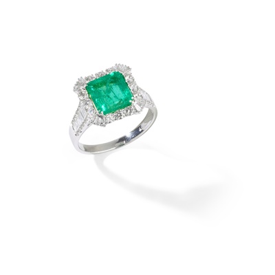 Lot 70 - An emerald and diamond ring