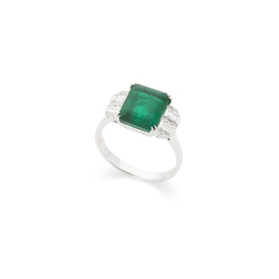 Lot 15 - An emerald and diamond ring