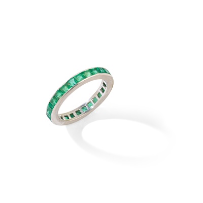 Lot 97 - An emerald eternity ring