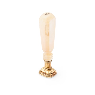 Lot 161 - AN EARLY 19TH CENTURY EUROPEAN MOTHER-OF-PEARL AND CARNELIAN GOLD MOUNTED DESK SEAL, CIRCA 1825