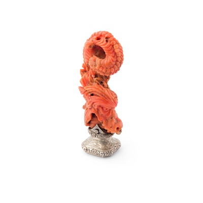 Lot 129 - A EUROPEAN EARLY 19TH CENTURY CORAL, SILVER AND BLOODSTONE MOUNTED DESK SEAL, CIRCA 1830