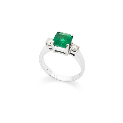 Lot 77 - An emerald and diamond three-stone ring