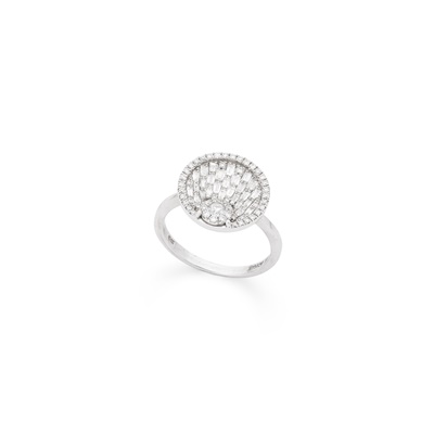 Lot 96 - A diamond dress ring