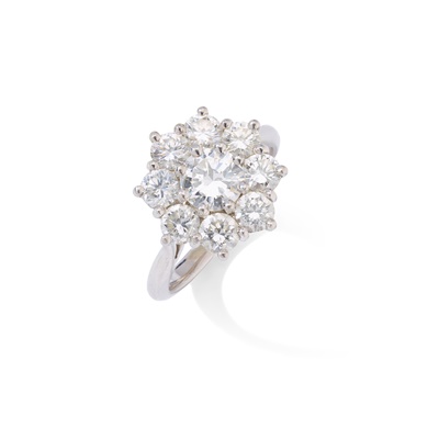 Lot 68 - A diamond cluster ring
