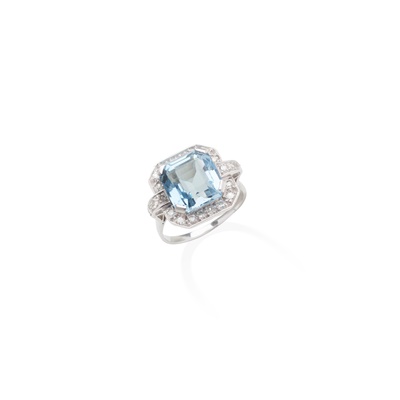 Lot 18 - An aquamarine and diamond ring