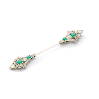 Lot 88 - An early 20th century emerald and diamond jabot pin