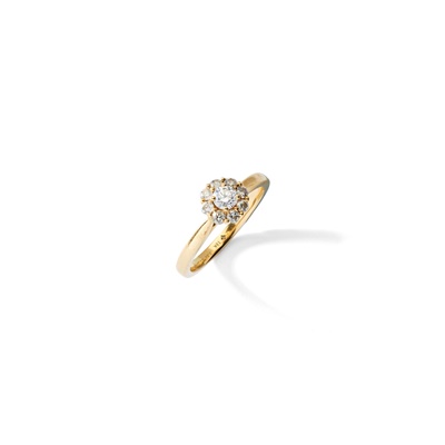 Lot 87 - A diamond cluster ring