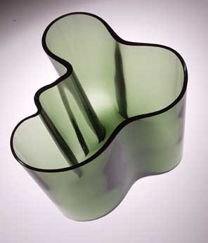 Lot 52 - A 'Savoy' green glass vase designed by Alvar...