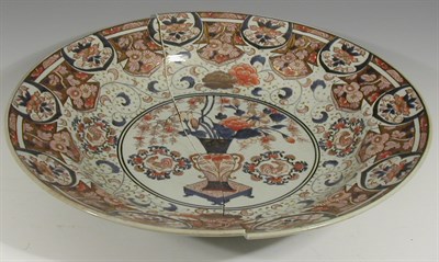 Lot 137 - A large 17th century Japanese Imari deep bowl (cracked in two)