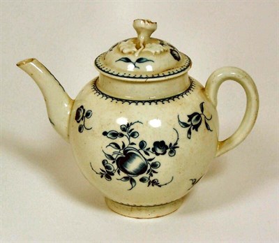 Lot 5 - A late 18th century Worcester teapot and cover